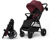Bordeauxrode kinderwagen naast een compact ingeklapte versie.