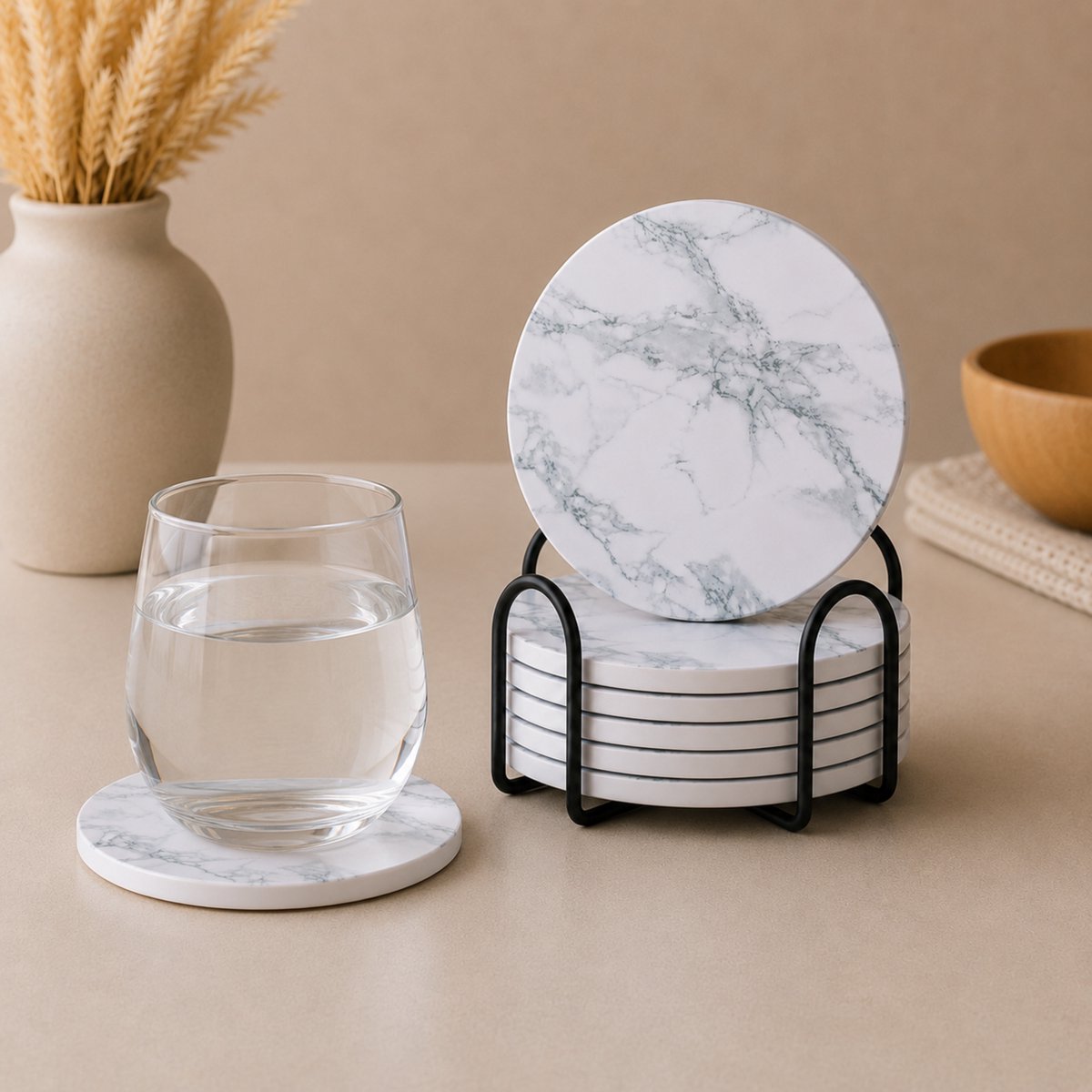 Pradeo - Wit Marmeren Onderzetters Met Kurk Bodem - Marmer - Stenen Onderzetters - Steen - Met Kurken Onderkant Tegen Krassen En Slippen - Anti Slip - Vochtabsorberend - Set Van 6 Onderzetters Met Zwarte Houder - Coaster Set - Voor Binnen & Buiten
