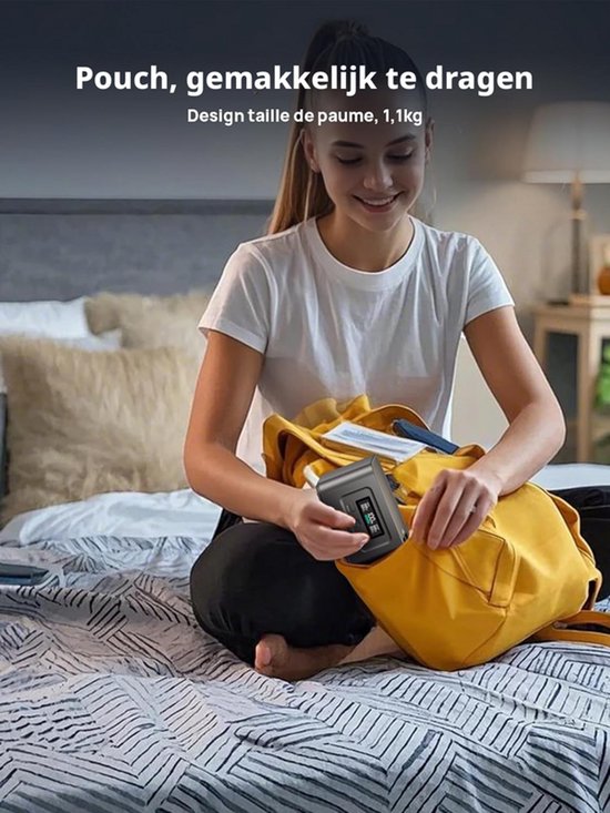 Jong meisje stopt een grijze powerbank in een gele rugzak. "Pouch, gemakkelijk te dragen."