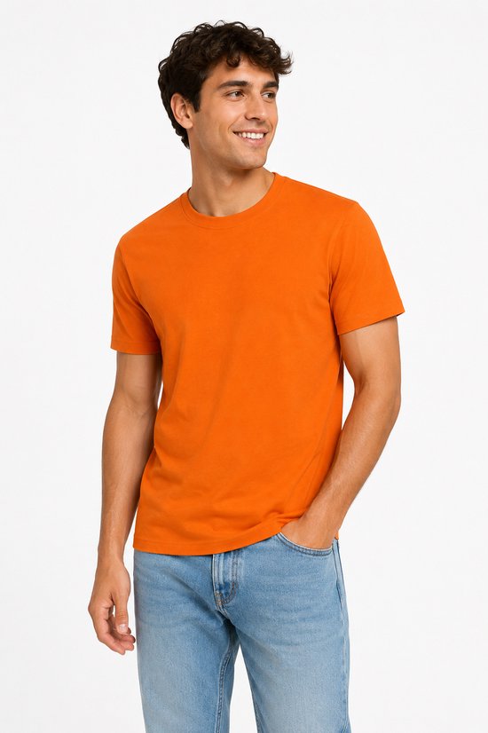 Homme aux cheveux noirs courts et bouclés, souriant, portant un T-shirt orange.