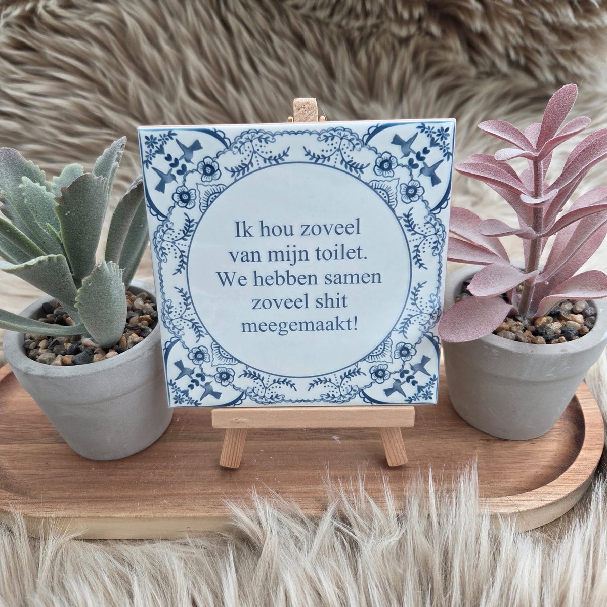 Spreuktegeltje – “Ik hou zoveel van mijn toilet. We hebben samen zoveel shit meegemaakt!” – Tegeltjes wijsheid Decoratie - Delfts blauw - Tegeltje met tekst - Trendy nu – Decoratief Tegeltje met Standaard