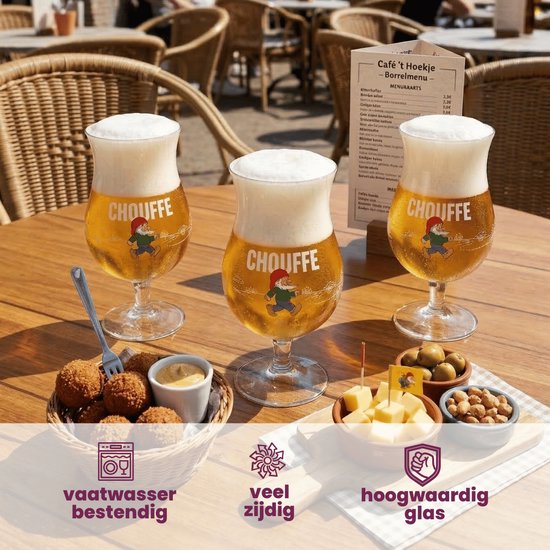 Drie Chauffé bierglazen gevuld met bier, geserveerd op een terras met bitterballen en kaas. Tekst: 'Vaatwasserbestendig, Hoogwaardig glas'