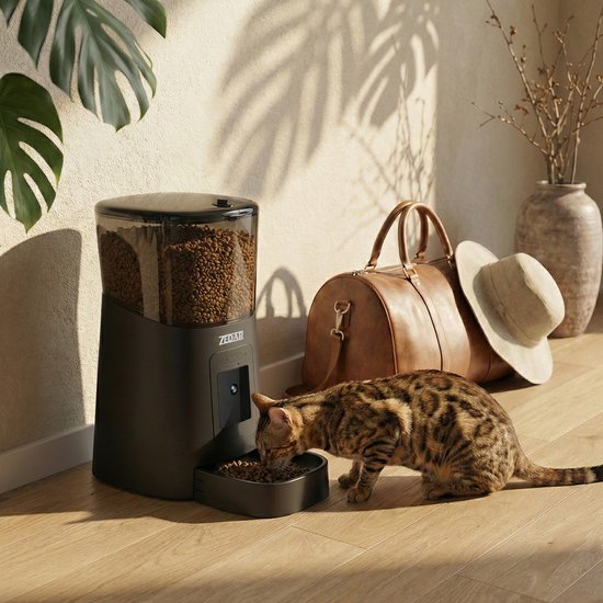 Zwarte automatische voerbak met een bengaalse kat die eet.