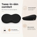Zwart, ergonomisch autostoelkussen met een dunner voorste deel en dikker achterste deel.