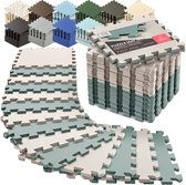 Een stapel van vele puzzelmatten in verschillende kleuren, zowel gemonteerd als gedemonteerd. De kleuren variëren van zwart tot crème en groen.