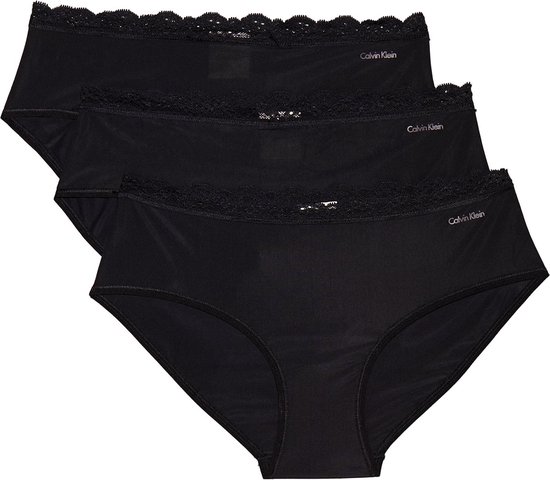 Drie zwarte Calvin Klein strings met kanten rand.