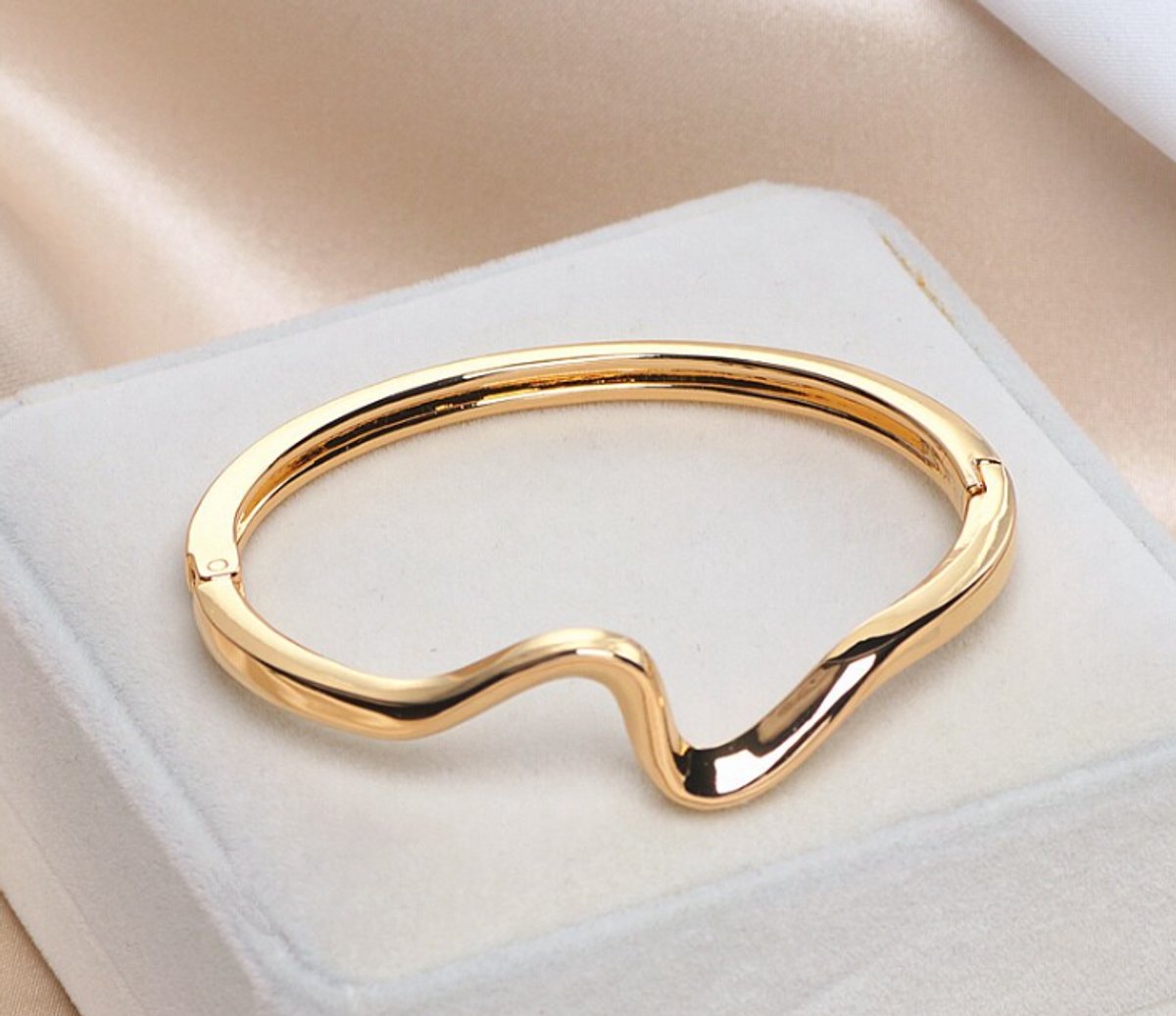 Hidzo Yehwang - Armband Goudkleurig wave - Dames Armband