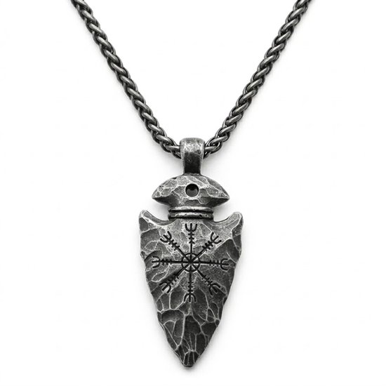 Zilverkleurige pijlpunthanger met Vegvisir symbool aan een schakelketting.