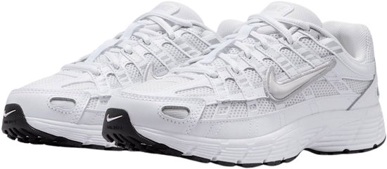 Une paire de sneakers Nike P-6000 blanches avec Swoosh argenté, vue de trois quarts par l'avant.
