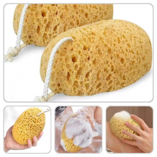 Twee lichtgele badsponzen met touwtjes, met een honingraatstructuur. Eén spons wordt in een hand vastgehouden, een andere wordt ingezeept, en een derde wordt door een hand vastgehouden met schuim.