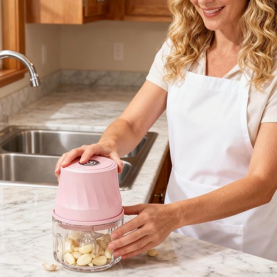 Mini Keukenmachine - Hakmolen - Snel Ingrediënten Snijden - Draadloos en USB-oplaadbaar - 350ml - roze van MINI — afbeelding 4