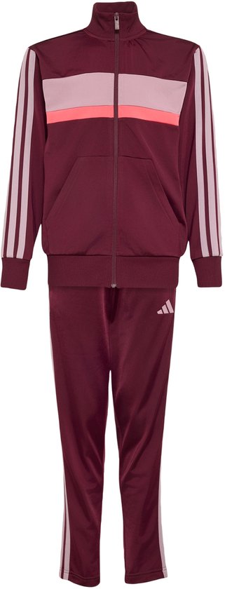 Bordeauxrood trainingspak met roze en koraalkleurige banen op de borst en witte strepen op de mouwen en broek. Adidas logo op de broek.