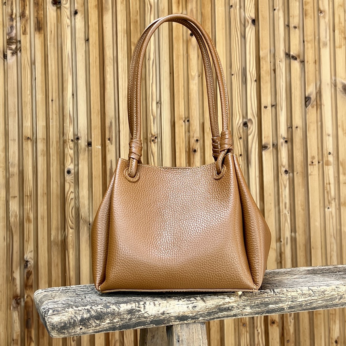 Schoudertas, enigszins vierkant model, in cognac