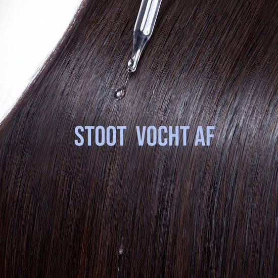 Close-up van donker haar met een druppel product erop. Tekst: "Stoot vocht af".