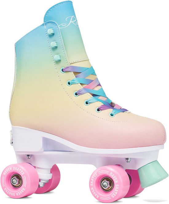 Roller skate met pastelkleurige gradiënt van blauw, geel en roze. Paarse, roze en blauwe veters. Roze wielen.