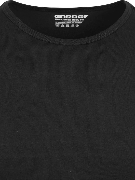 Detail van de ronde hals en het Garage Bio-Cotton Body Fit label van een zwart T-shirt.