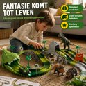 Un garçon joue avec un circuit de dinosaures avec des sections de piste vertes et noires, un tunnel et 3 dinosaures.