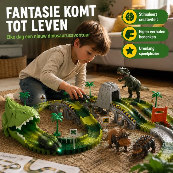 Un garçon joue avec un circuit de dinosaures avec des sections de piste vertes et noires, un tunnel et 3 dinosaures.