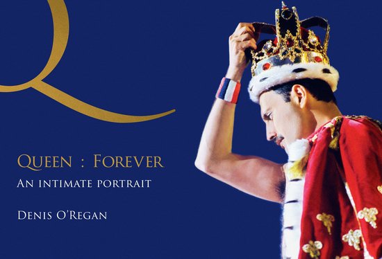 Koningin Freddie Mercury zet een kroon op een diepblauwe achtergrond met de tekst "QUEEN : FOREVER".