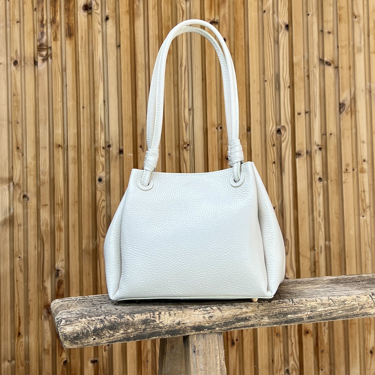 Schoudertas, enigszins vierkant model, in beige