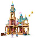 LEGO Rapunzels kasteel met gouden torens, blauwe koepels, figuurtjes en kist.