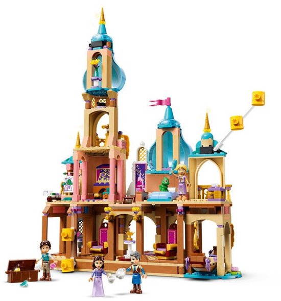 LEGO Rapunzels kasteel met gouden torens, blauwe koepels, figuurtjes en kist.