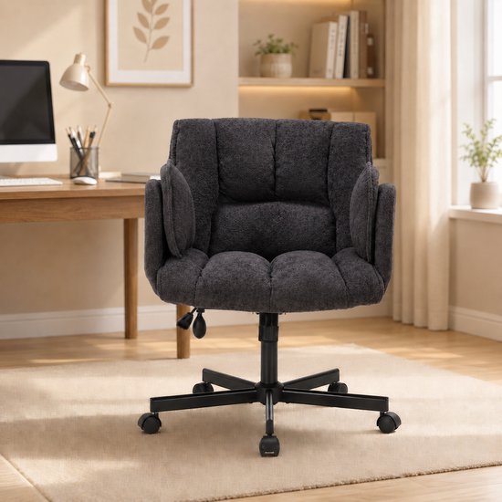Een luxe, donkergrijze bureaustoel met zachte stof, op een beige vloerkleed in een kantooromgeving.