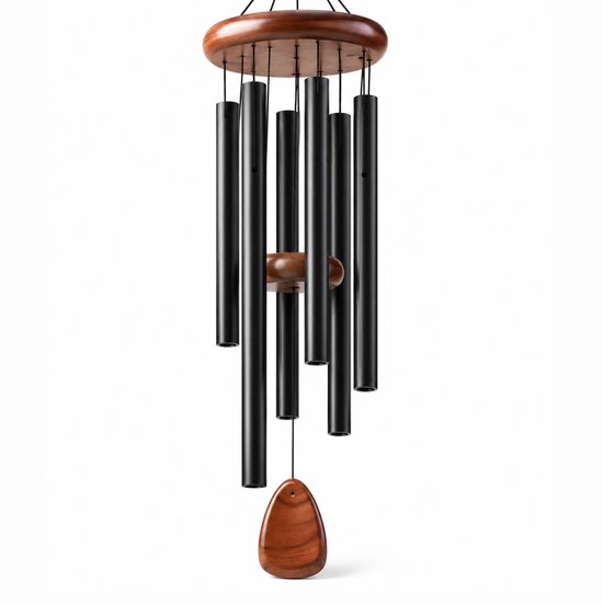 Zwarte aluminium buizen hangen aan een houten bovendeksel, met een houten druppelvormige windvanger.