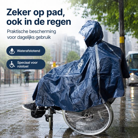 Vrouw in rolstoel met donkerblauwe regenponcho, capuchon, reflecterende strepen. Buitensetting met regen.