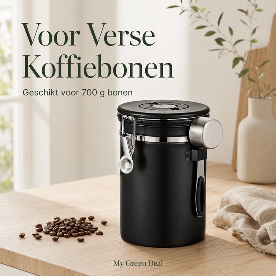 Zwarte koffiebewaarbus met zilverkleurige sluiting en lepelhouder, op een houten tafel met koffiebonen.