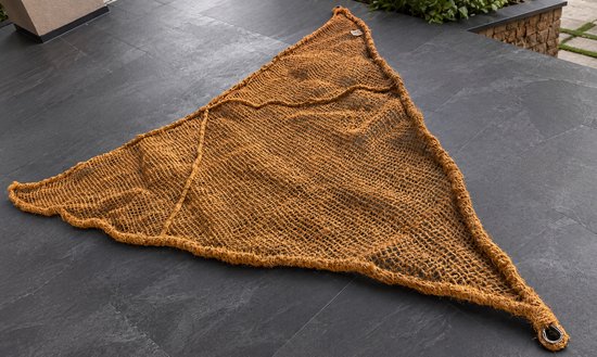 Drihoekig schaduwdoek van bruine kokosvezel met touw.