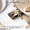 Un téléphone avec un protecteur d'écran en verre, protégé contre les rayures par des clés dans un sac à main.