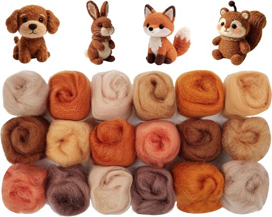 Une personne fabriquant un ours en peluche orange en feutre, entourée de boules de laine multicolores.
