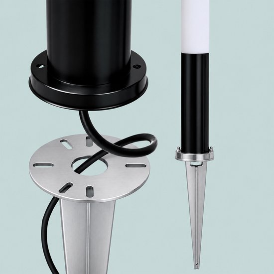 Detail van montage grondanker, met kabel en lamp met zilveren punt en zwarte voet.