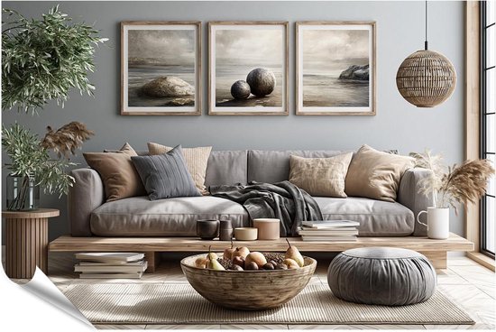 Triptyque de paysages naturels encadrés de bois, suspendus au-dessus d'un canapé gris dans un intérieur rustique.