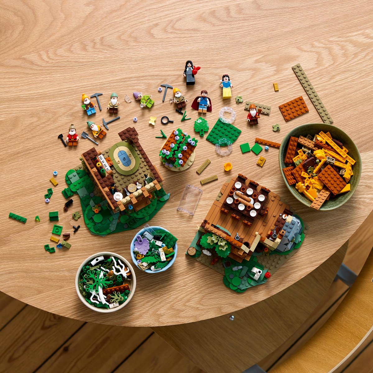 LEGO Disney Huisje van Sneeuwwitje en de zeven dwergen - 43242 — afbeelding 6