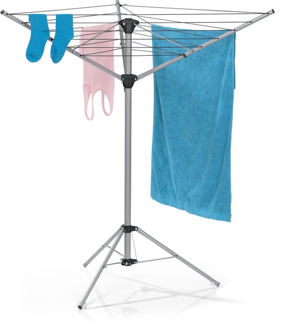 Een zilverkleurige, opvouwbare droogmolen met een blauwe handdoek en roze kledingstukken aan de lijnen.