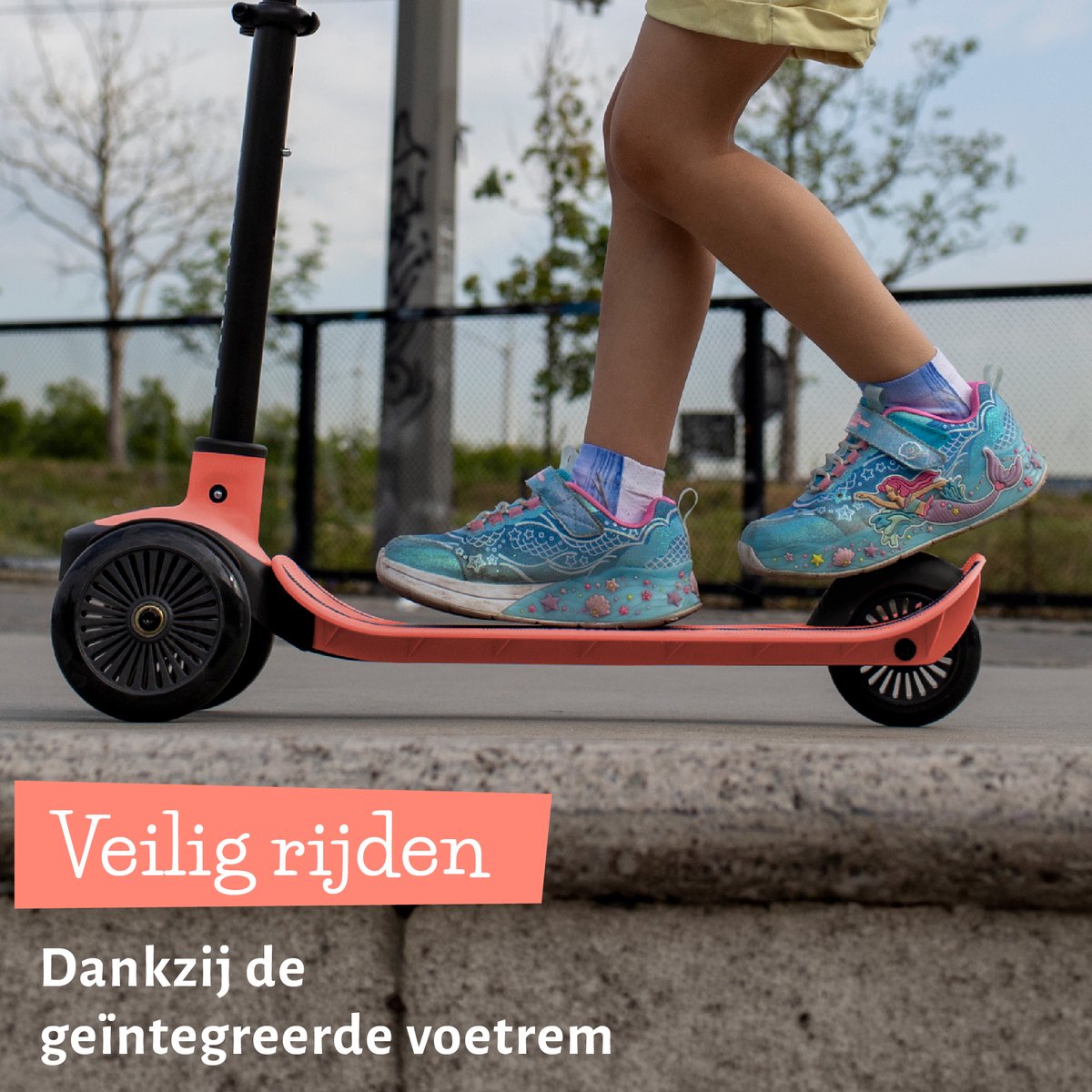 Chillafish Kinderstep 3 Jaar met drie LED wielen - Roze - Lichtgewicht Glow step meisjes met afneembaar stuur en voetrem - Aanpasbaar in hoogte - Leun-om-te-sturen - Extra grip handgrepen - Geen batterijen nodig - Model Scotti Glow 3 — afbeelding 3