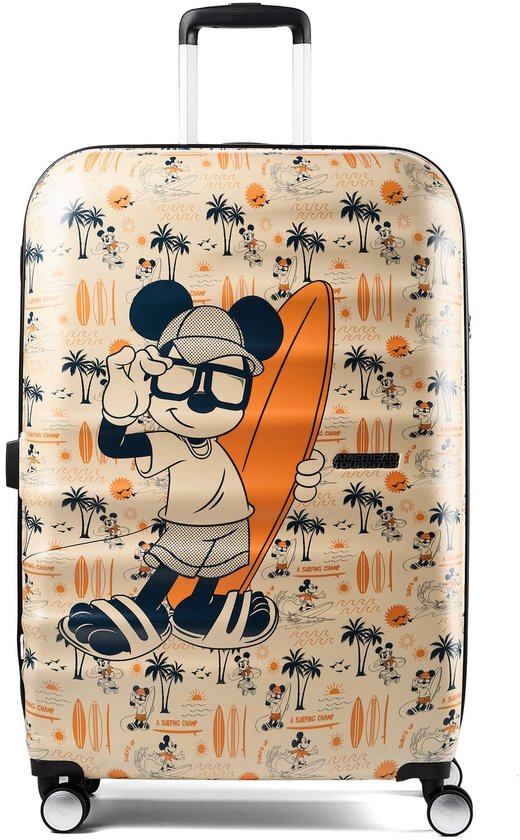 Beige koffer met Mickey Mouse die een surfplank vasthoudt. Print van palmbomen, golven en surfplanken.