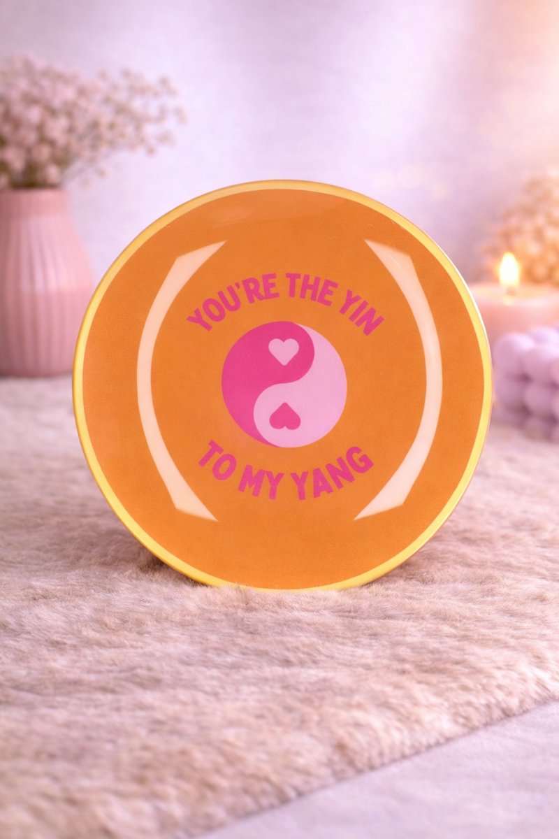 Glazen Bord ‘Yin & Yang Love’ | Viva Femme | Bord met tekst | Decoratie | Wonen | Cadeau | Spreukbord | Moederdag | Gebaksbord | Dessertbord | Liefde | Geluk | Verrassing