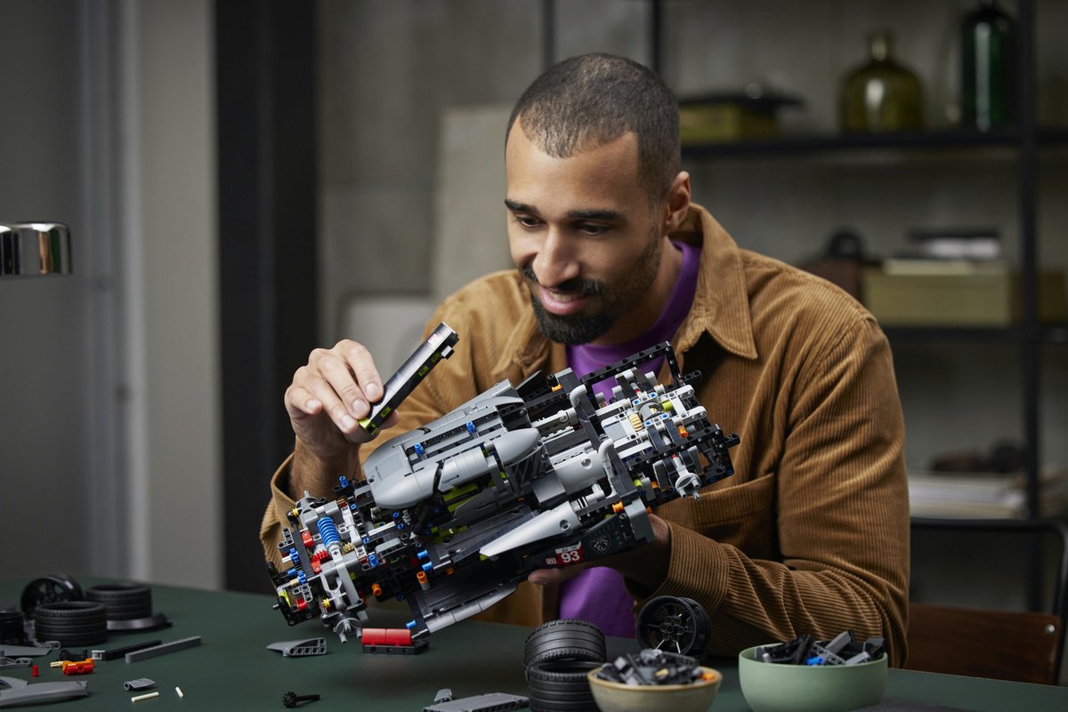 LEGO Technic PEUGEOT 9X8 24H Le Mans Hybrid Hypercar Modelauto Bouwpakket voor Volwassenen - 42156 – foto 3