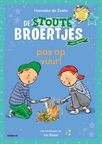 De boekomslag toont twee jongens bij een klein vuurtje met de tekst 'De Stoute Broertjes' en 'Pas op vuur!'.