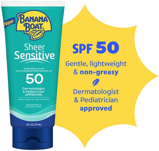 Lichtblauwe Banana Boat Sheer Sensitive zonnebrandlotion SPF 50 met blauwe dop. Tekst: SPF 50, Gentle, lightweight & non-greasy.