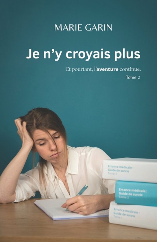 Boekomslag: 'Je n'y croyais plus' van Marie Garin toont een vrouw die schrijft naast een stapel medische boeken.