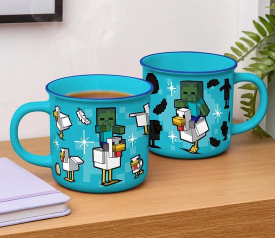Twee turquoise mokken met Minecraft-opdruk van een zombie op een kip, op een houten ondergrond.