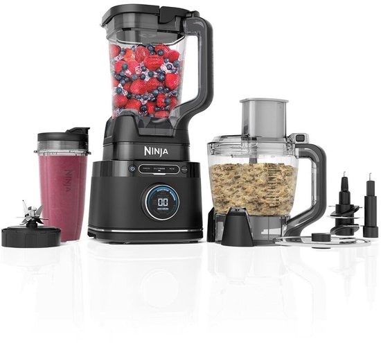 Zwarte Ninja blender, foodprocessor, smoothiebeker en accessoires op een witte achtergrond.