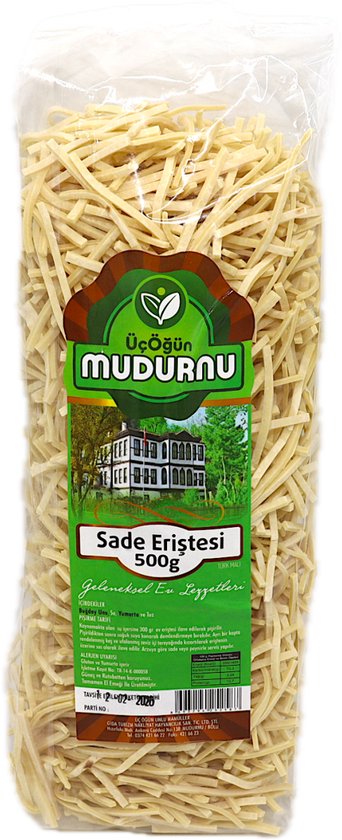 Un sac de nouilles jaunes, fines et séchées, appelé 'Sade Eriştesi'. La marque est Mudurnu, le poids est 500g.
