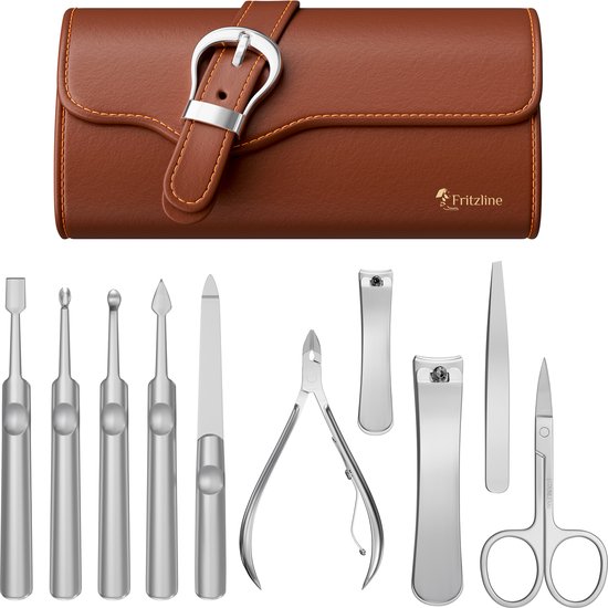 Bruine lederen Fritzline etui met gesp, en 9 metalen nagelverzorgingsinstrumenten uitgestald.