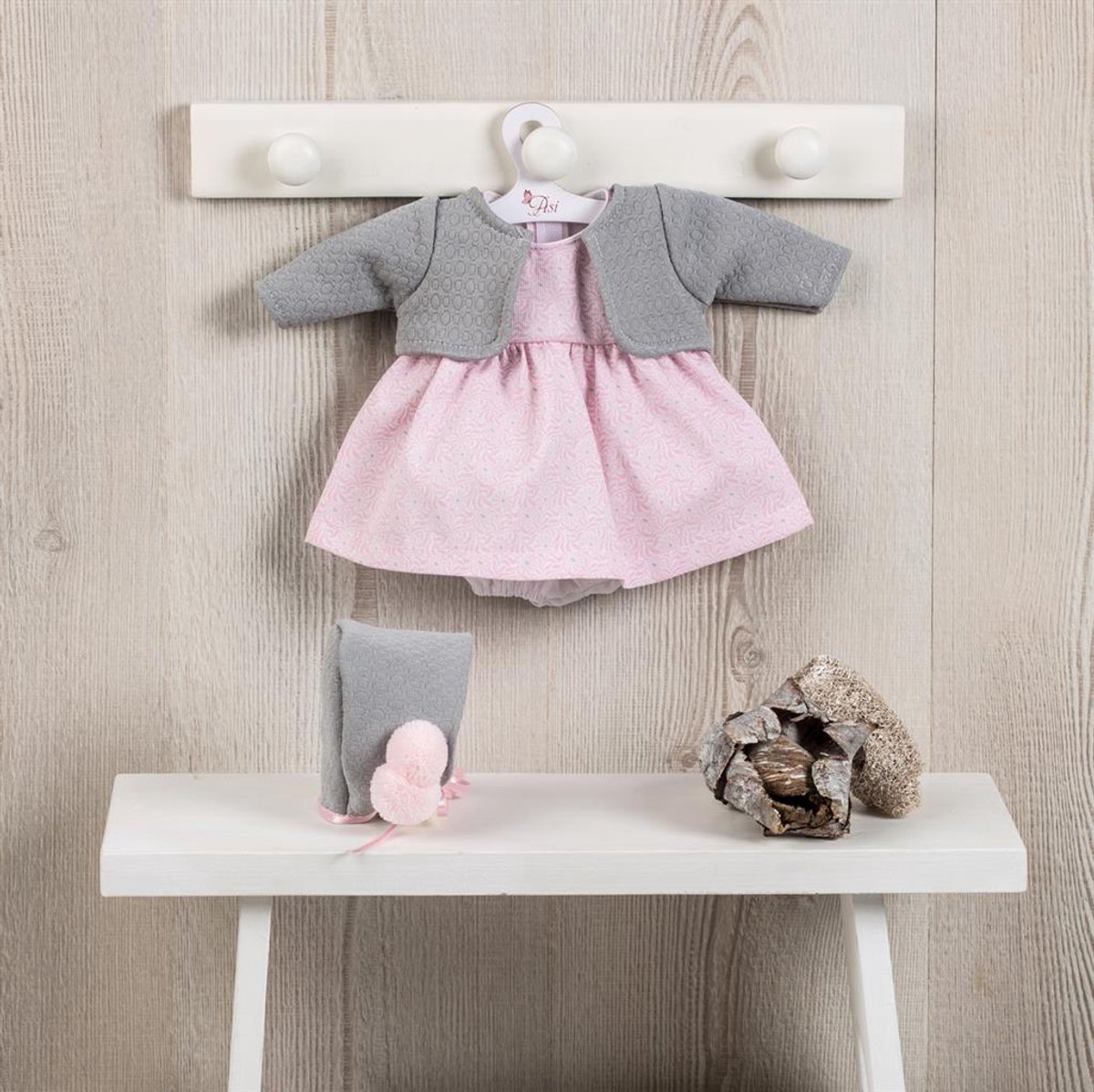 Asi poppenkleding jurk met grijs vestje en mutsje - poppenoutfit.