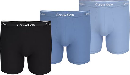 Drie Calvin Klein boxer briefs: één zwart, twee lichtblauw. Met logo op de tailleband.